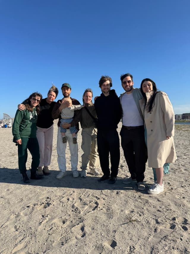 De groep op het strand